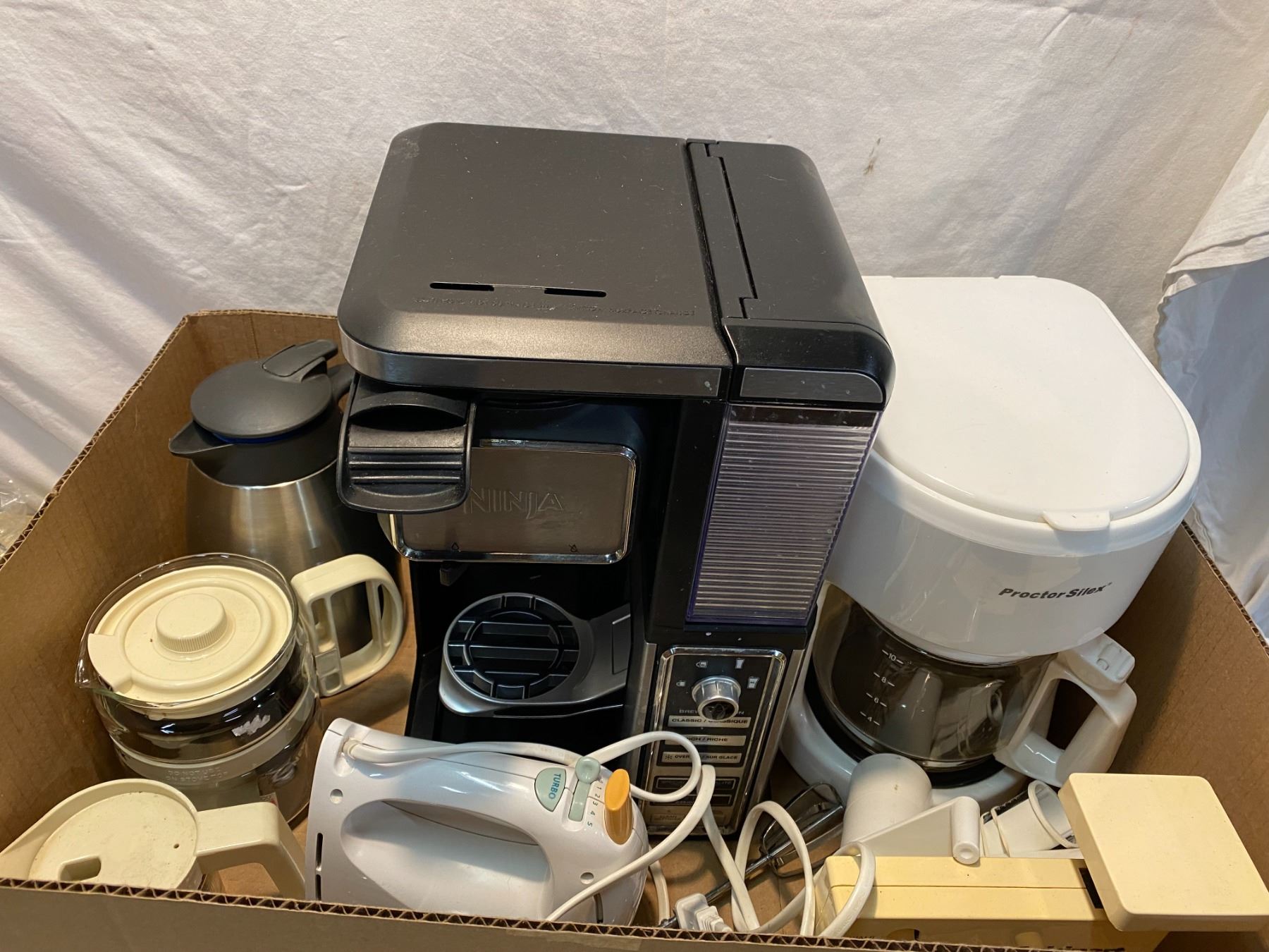 Assorted kitchen items