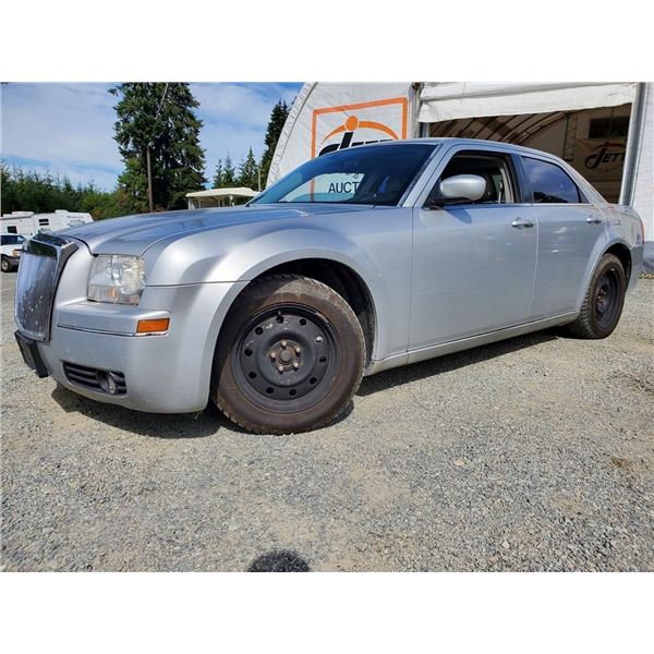 I2 --  2005 CHRYSLER 300 TOURING , Silver, 161749 KM