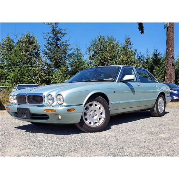 0J --  2000 JAGUAR XJ8, Green, 185547 KM - No Reserve