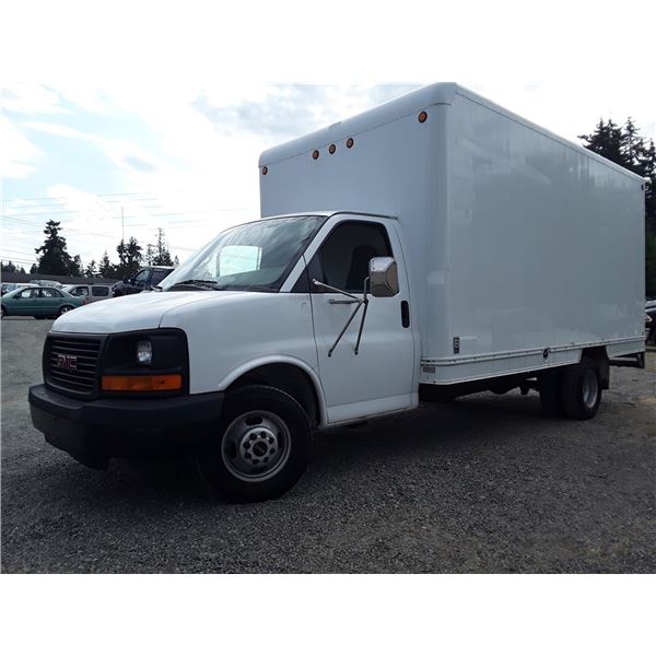 0D --  2006 GMC SAVANNA 3500 CUBE VAN, White, 202780 KM