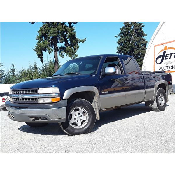 A12E --  2000 CHEVROLET SILVERADO EXT CAB 4X4, Blue, 345172 KM  "NO RESERVE"