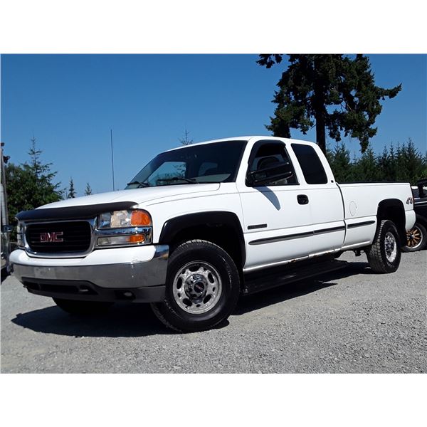 A12G --  2000 GMC SIERRA 2500 EXT CAB 4X4, White, 394534 KM   "NO RESERVE"