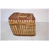 Image 2 : Picnic Basket with plates and cups