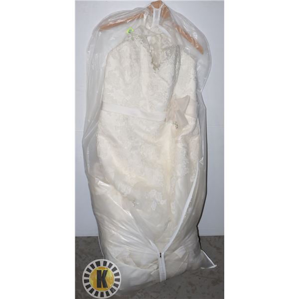 VINTAGE WEDDING GOWN SIZE 24