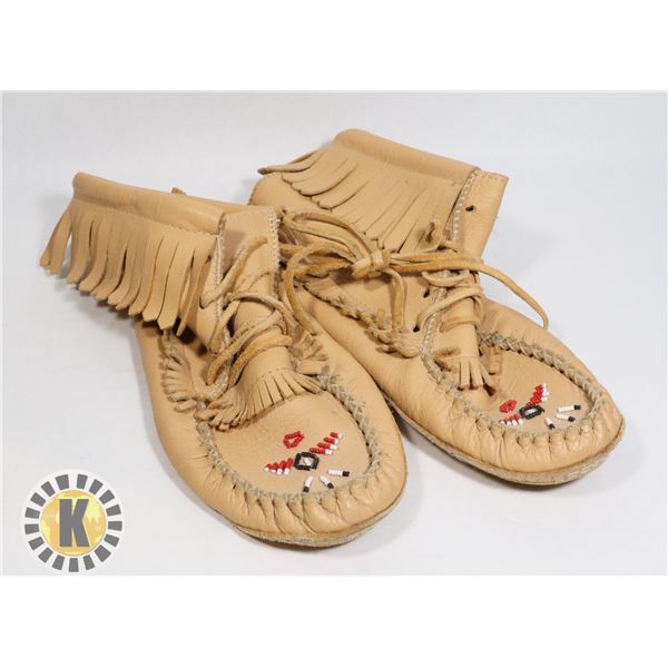 WOMENS MOOSE HIDE MOCCASINS SIZE 10