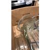 Image 3 : BOX OF PYREX AND OTHER BAKING DISHES