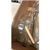 Image 4 : BOX OF PYREX AND OTHER BAKING DISHES