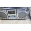 Image 8 : SANYO BOOMBOX WITH FOOD STRAINER AND POTS