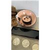 Image 4 : WICKER BASKETS, TRAYS AND DECORATIVE PLATES