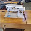 Image 2 : VINTAGE SINGER SEWING MACHINE IN MID CENTURY TABLE