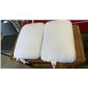 Image 1 : 2 CASPER STANDARD PILLOWS - THE FOAM PILLOW AND HYBRID PILLOW MID LOFT