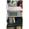 Image 1 : WHITE PANASONIC THE GENIUS MICROWAVE
