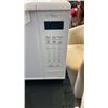 Image 2 : WHITE PANASONIC THE GENIUS MICROWAVE