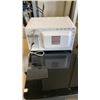 Image 3 : WHITE PANASONIC THE GENIUS MICROWAVE