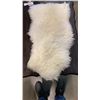 Image 2 : 2 SHEEP SKIN THROWS