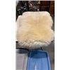 Image 3 : 2 SHEEP SKIN THROWS
