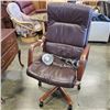 Image 1 : ROLLING OFFICE CHAIR AND TABLE LAMP