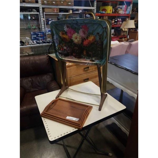 SET OF FOUR VINTAGE TV TRAYS AND 3 SERVING TRAYS