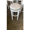 Image 2 : 4 WHITE STOOLS