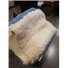 Image 2 : WOOL BALNKETS AND SHEEP SKIN THROW