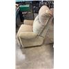 Image 4 : UPHOSLTERED RECLINER