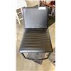 Image 2 : 2 BLACK GAS LIFT BAR STOOLS