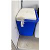 Image 2 : COLEMAN ELECTRIC COOLER, 2 COLEMAN LUNCHBOX COOLERS AND DRINK COOLER