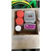 Image 2 : TRAY OF VARIOUS SIZE SCREWS, HARDWARE