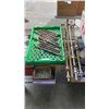 Image 1 : TRAY OF LARGE DRILL BITS AND 3FT THREADED RODS