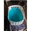 Image 3 : TOTE OF MOVING BLANKETS AND HAMPERS