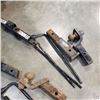 Image 2 : 2 SCISSOR JACKS, 3 TRAILER HITCHES AND EXTENDER