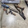 Image 1 : 2 SCISSOR JACKS, 4 TRAILER HITCHES ONE IS 3 SIZE