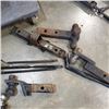 Image 2 : 2 SCISSOR JACKS, 4 TRAILER HITCHES ONE IS 3 SIZE