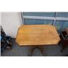 Image 2 : ANTIQUE OAK ENDTABLE WITH GLASS FEET