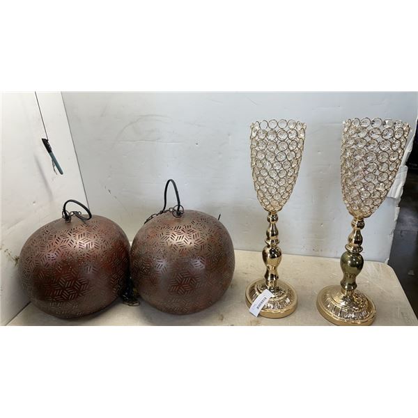 2 METAL PENDENT LIGHTS AND 2 TABLE LAMPS WITH PENDENTS