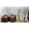 Image 1 : 2 METAL PENDENT LIGHTS AND 2 TABLE LAMPS WITH PENDENTS