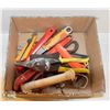 Image 1 : BOX OF MISC TOOLS