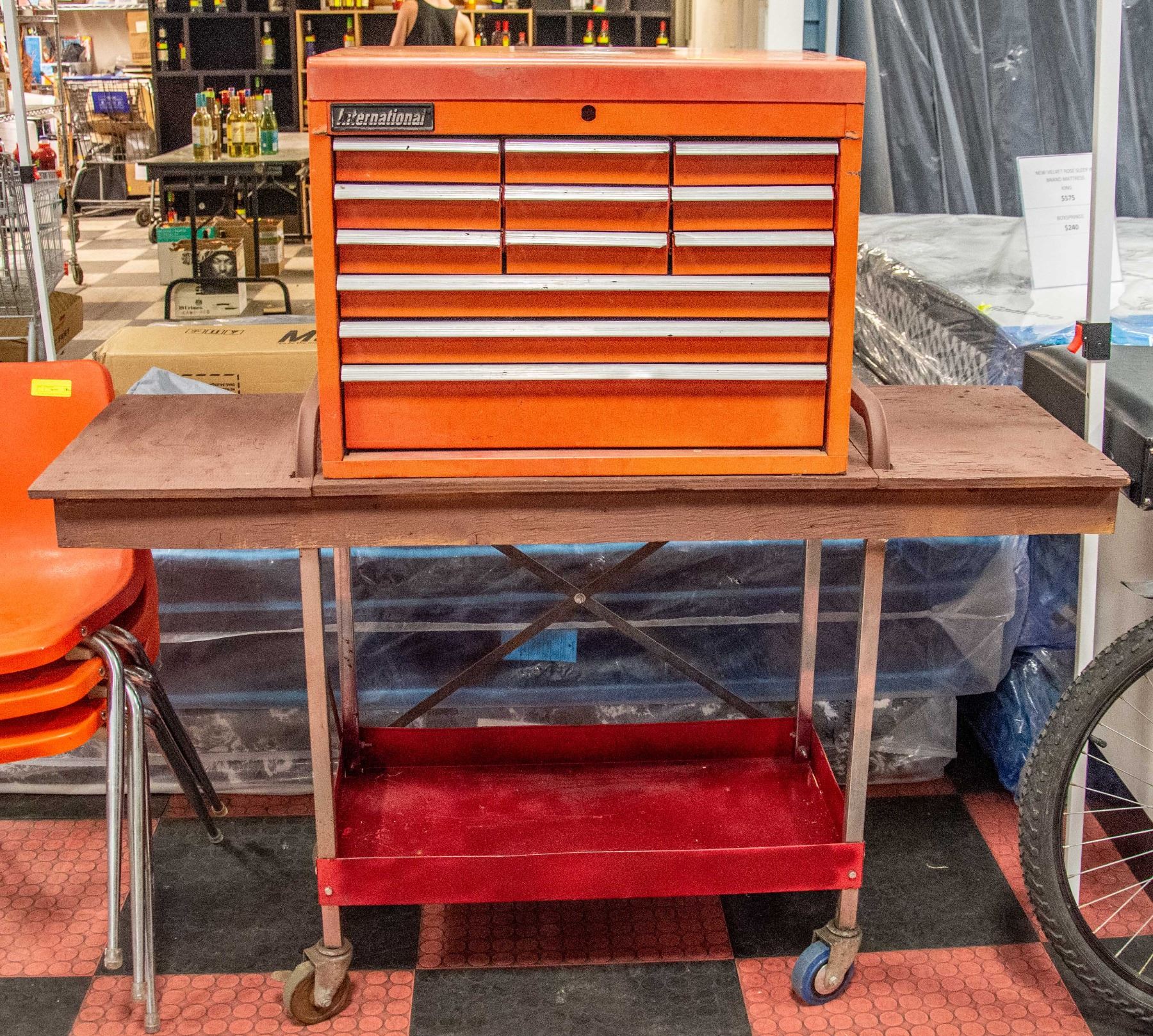 INTERNATIONAL TOOL BOX ON STAND WITH WHEELS