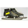 Image 1 : ANTIQUE WOMEN'S HOCKEY SKATES