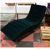 Image 1 : MARSHA VELVET CHAISE - GREEN FROM THE BRICK