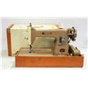 Image 1 : RETRO INTERNATIONAL DELUXE SEWING MACHINE
