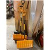 Image 1 : Shovels