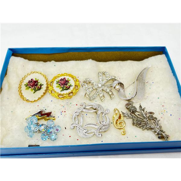 Group lot of mixed costume jewelery