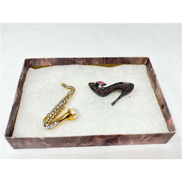 Lot of 2 Vintage Costume Jewlery Brooches