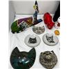 Image 1 : Mixed cat décor including plates and sculptures
