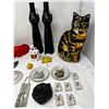 Image 3 : Mixed cat décor including plates and sculptures