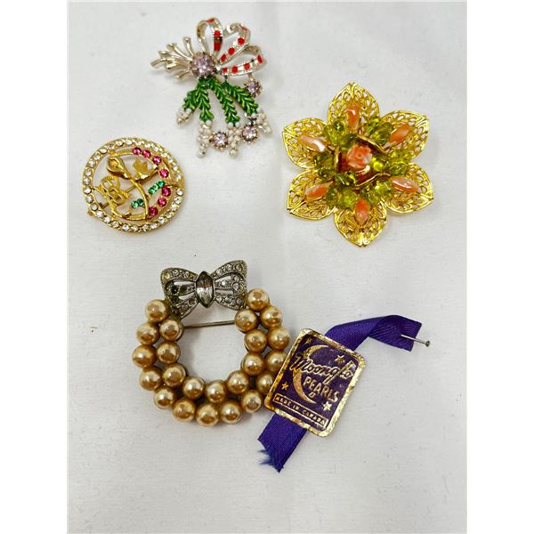 Lot of 4 vintage ladies costume brooches in box