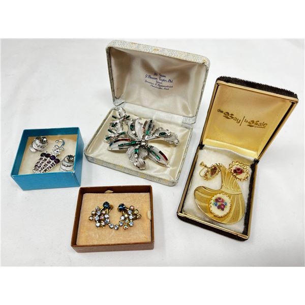 Lot of mixed vintage ladies costume jewelery.