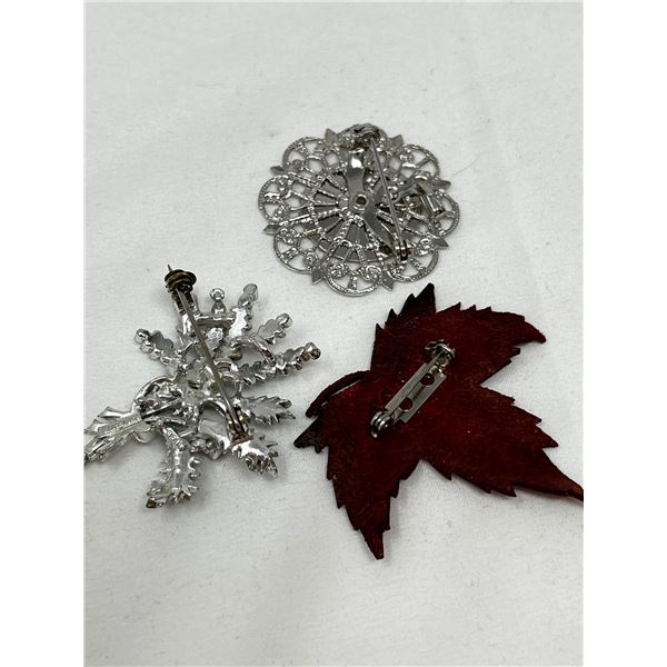 Set of 3 floral/leaf pattern vintage costume brooches