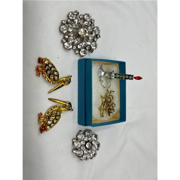 Group of 6 vintage ladies costume brooches